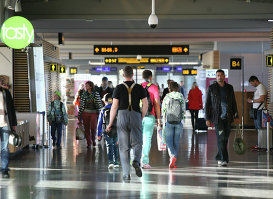 Пассажиры в аэропорту "Рига".