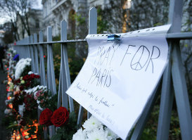 Рижане несут цветы к посольству Франции в Риге.