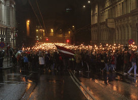 Факельное шествие в Риге в День провозглашения Латвийской Республики.
