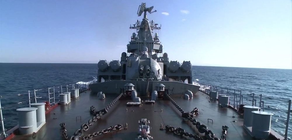 Ракетный крейсер "Москва".