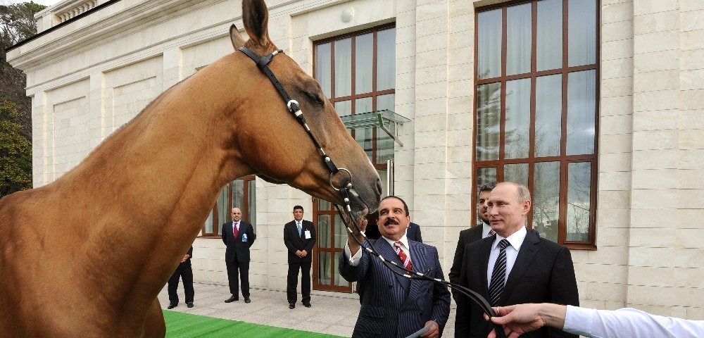 Президент России Владимир Путин (справа) и король Бахрейна Хамад бен Иса аль-Халифа во время передачи жеребца ахалтекинской породы по кличке Хаджибек королю Бахрейна в резиденции "Бочаров ручей".