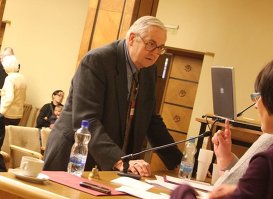 Историк Андрейс Плаканс на конференции в Риге в 2012 году.