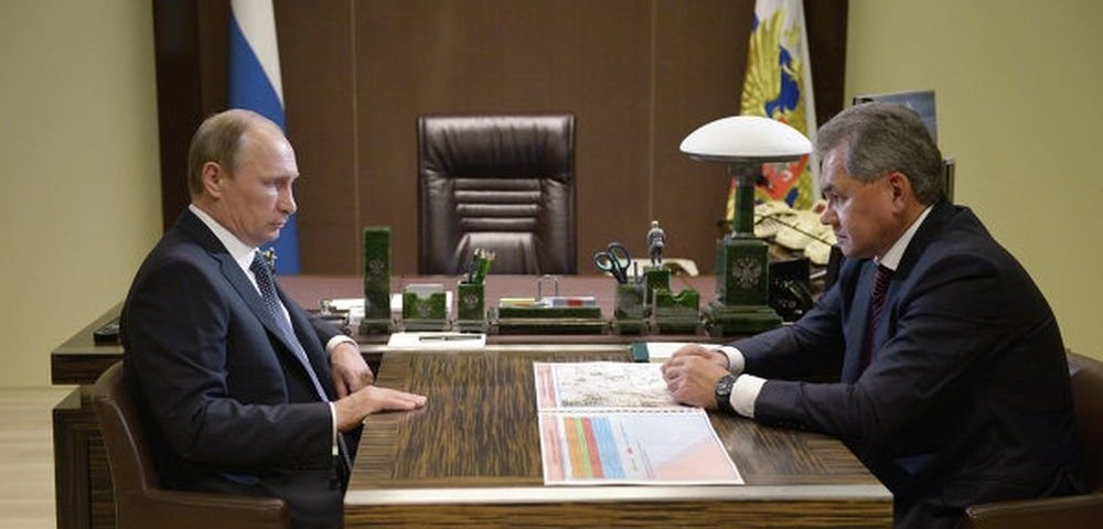 Президент РФ Владимир Путин и министр обороны РФ Сергей Шойгу.