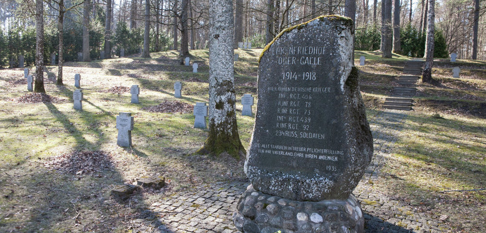 Тут вместе похоронены немецкие и русские солдаты, погибшие в годы Первой мировой войны.