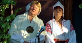 В национальных латышских нарядах на празднике.