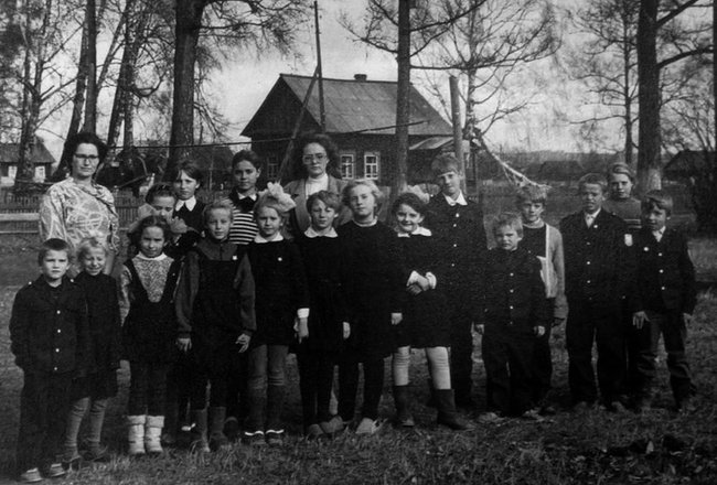 Вера Гутмане с учениками в Нижней Буланке.