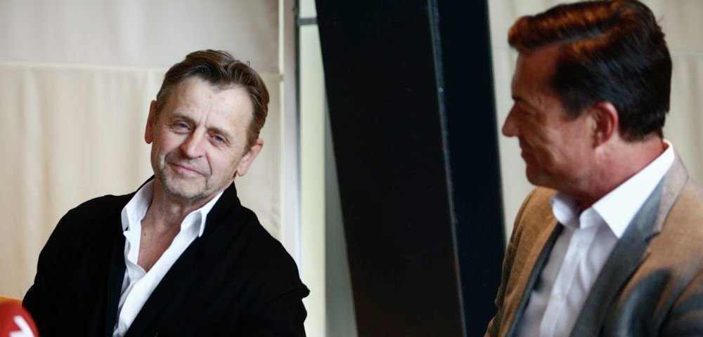 Михаил Барышников на пресс-конференции вместе с Андрейсом Жагарсом.