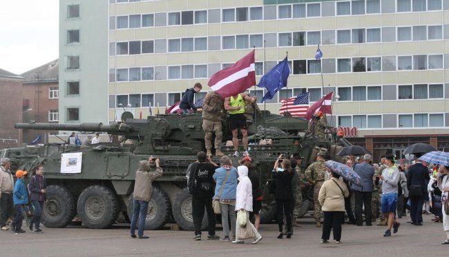 Жители Даугавпилса на бронетехнике США.