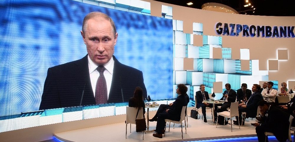 Трансляция выступления президента РФ Владимира Путина на пленарном заседании "На пороге новой экономической реальности" в рамках XX Петербургского международного экономического форума.