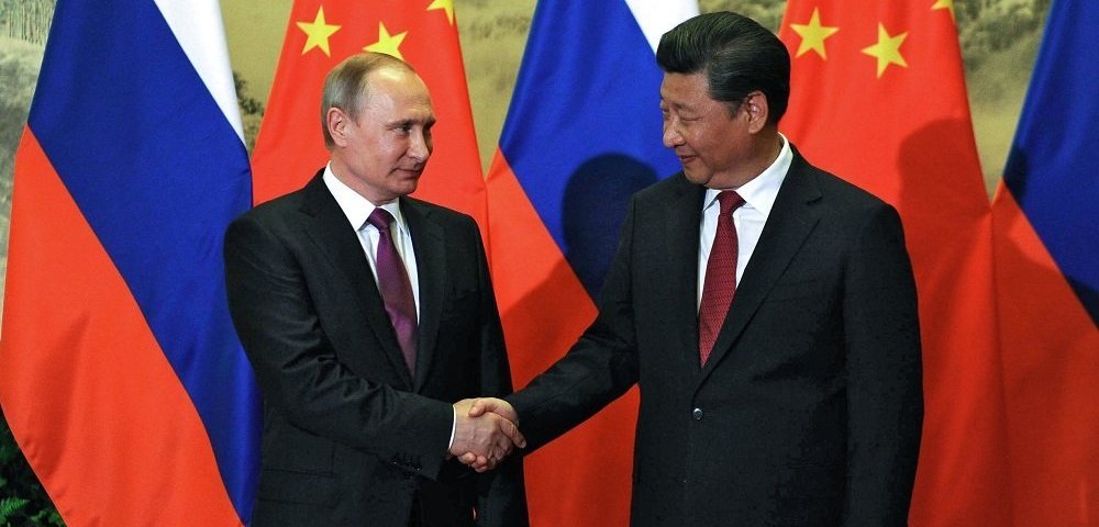 Президент России Владимир Путин (слева) и председатель Китайской Народной Республики (КНР) Си Цзиньпин на церемонии официальной встречи в Пекине.