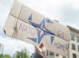 Акции "за" и "против" усиления военного присутствия НАТО в Латвии у Центра стратегической коммуникации НАТО. 