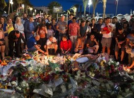 Горожане возлагают цветы и свечи на Английской набережной в Ницце в память о погибших в результате террористического акта.