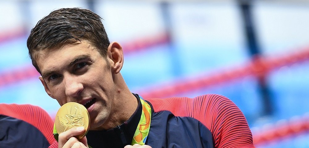 Пловец Майкл Фелпс (США) во время церемонии награждения на XXXI летних Олимпийских играх.