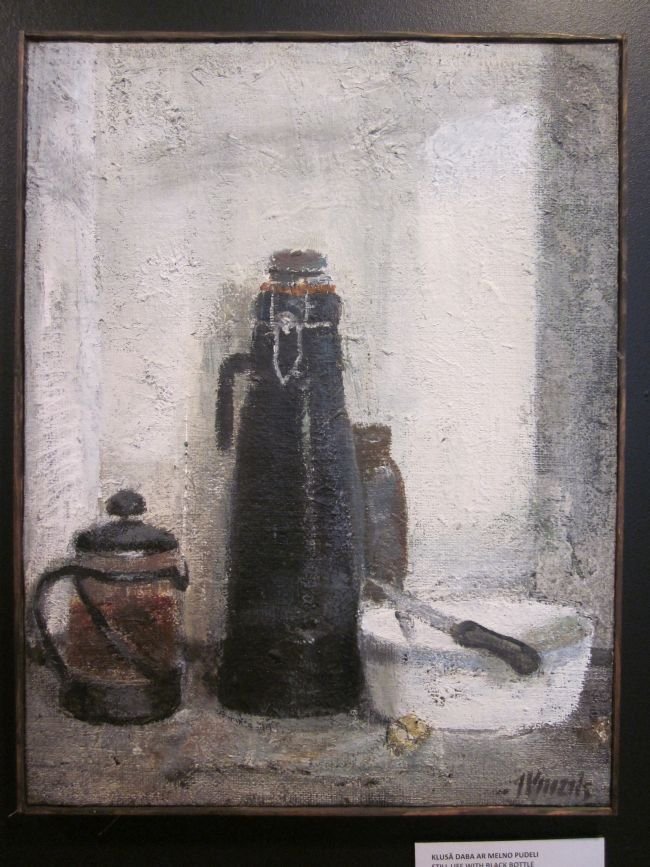 Имант Вецозолс. Натюрморт с черной бутылкой, х/м, 2000.