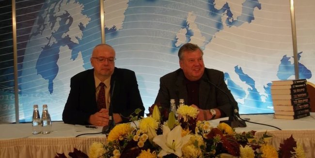 Юрис Пайдерс и Янис Урбанович на презентации книги "Черновики будущего".