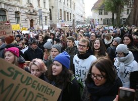 Латвийские студенты протестуют против сокращения бюджетных мест в вузах.