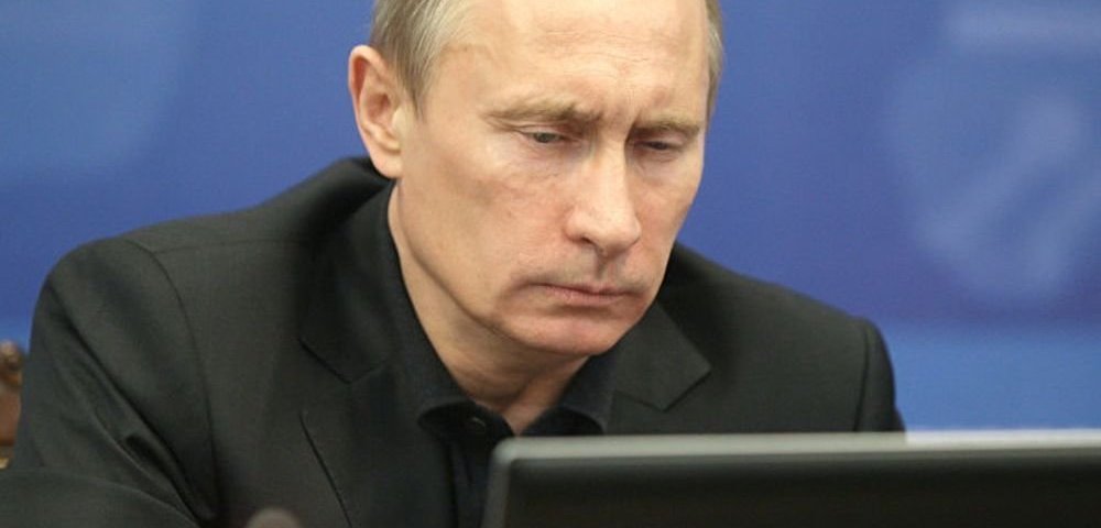 Путин за компьютером.