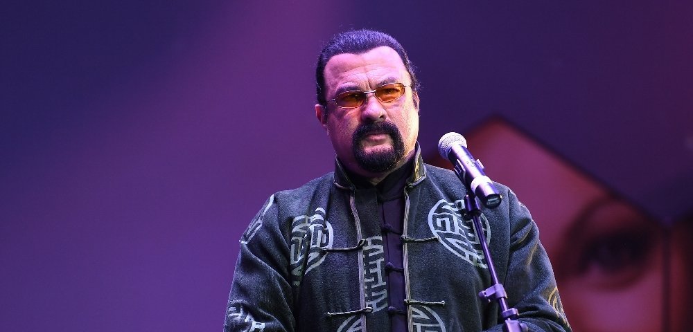 Американский актер, кинопродюсер и сценарист Стивен Сигал.