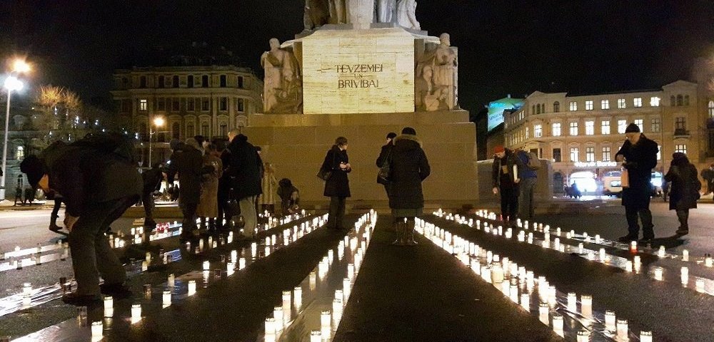 У памятника Свободы почтили память евреев, убитых в Латвии.
