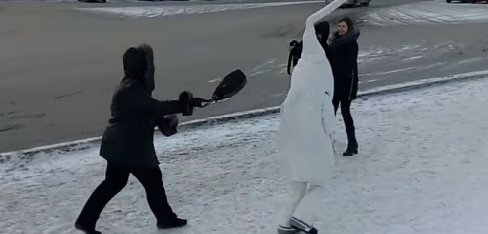 В центре Первоуральска женщина напала на гигантский сперматозоид.