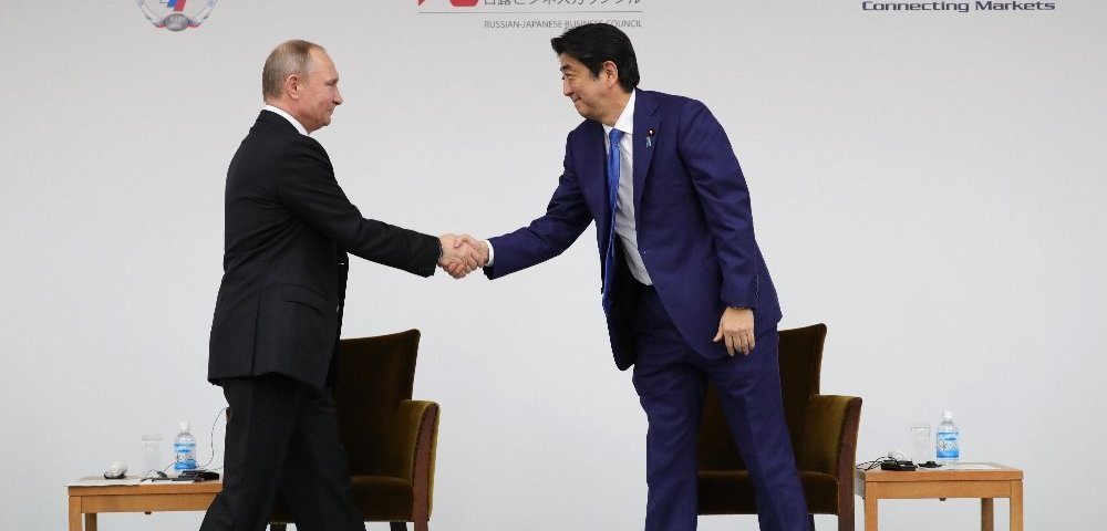 Президент РФ Владимир Путин и премьер-министр Японии Синдзо Абэ (справа) на заседании российско-японского форума деловых кругов в Токио.