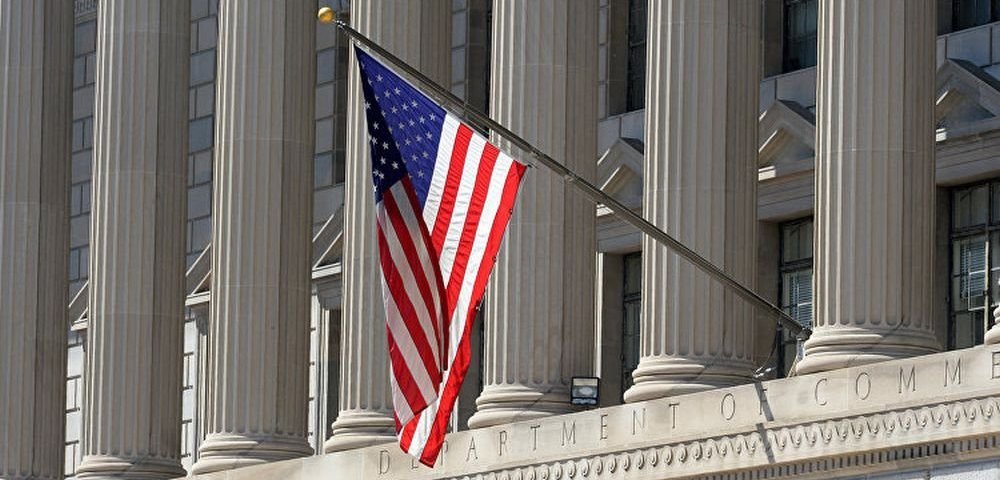 Флаг на министерстве торговли США.