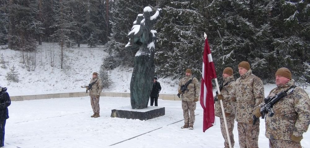Почетный караул  32-го батальона Земессардзе у памятника в Анчупанах.