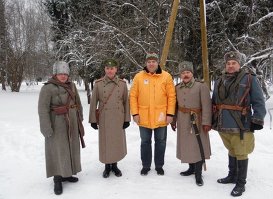 Министр обороны Раймонд Бергманис с участниками реконструкции Рождественских боев.