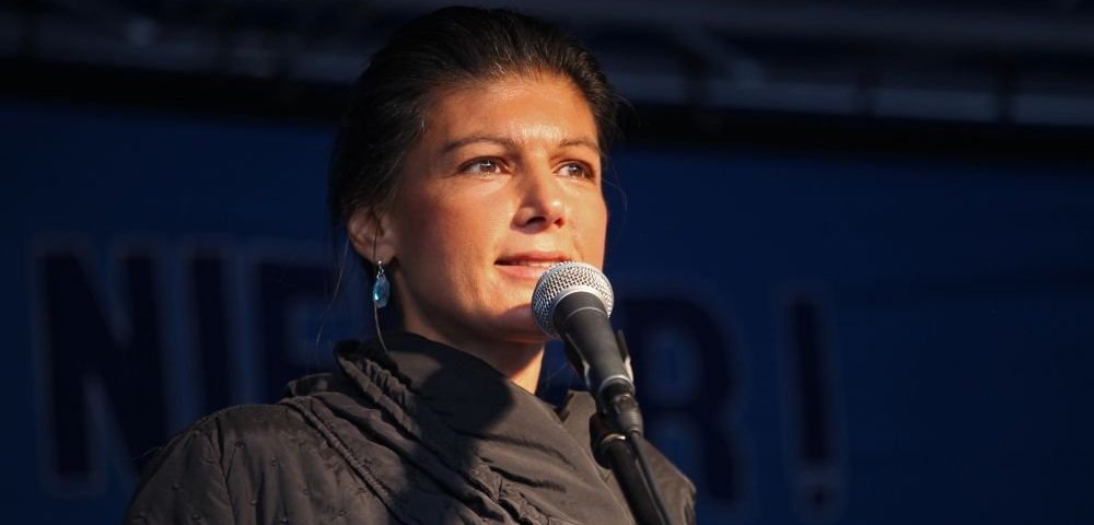 Сара Вагенкнехт выступает на митинге в Берлине за выход ФРГ из НАТО. Октябрь 2016.г.
