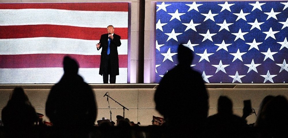 Избранный президент США Дональд Трамп выступает на концерте, посвященном предстоящей инаугурации, у мемориала Линкольна в Вашингтоне.