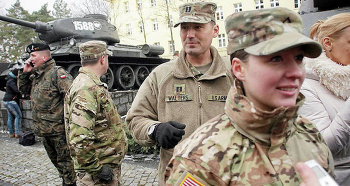 Американский контингент в Польше на фоне танка Т-34.