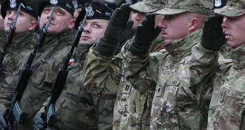 Польские военнослужащие встречают контингент НАТО. 