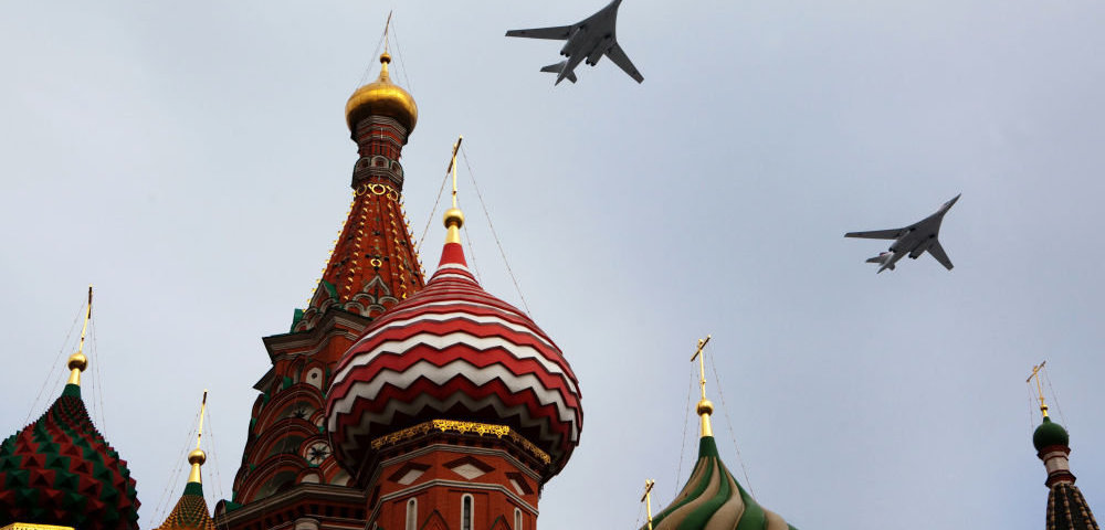 Стратегические бомбардировщики Ту-160 над Красной площадью во время репетиционного пролета в преддверии Парада Победы.