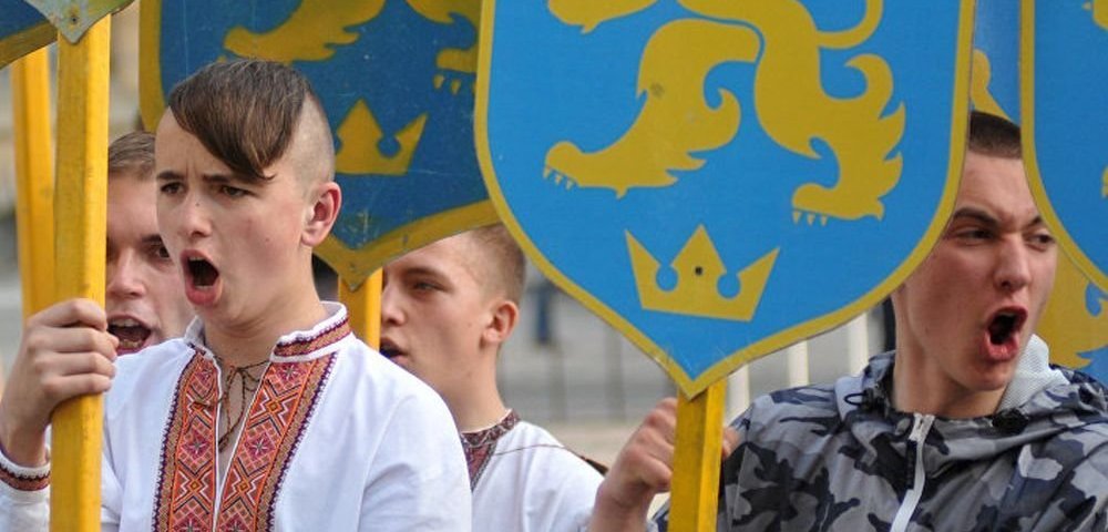 Участники марша в честь годовщины дивизии СС "Галичина" во Львове.