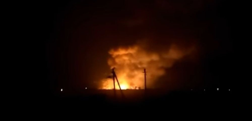 Под Харьковом загорелись склады с боеприпасами.