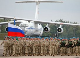 Российские военнослужащие, прибывшие для участия в совместных стратегических учениях вооруженных сил России и Белоруссии "Запад-2013", на военном аэродроме в Мачулищах под Минском.