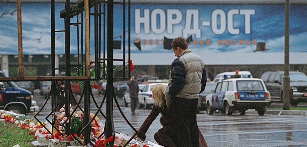 Цветы в память о трагически погибших людях во время террористического акта на представлении мюзикла "Норд-Ост".
