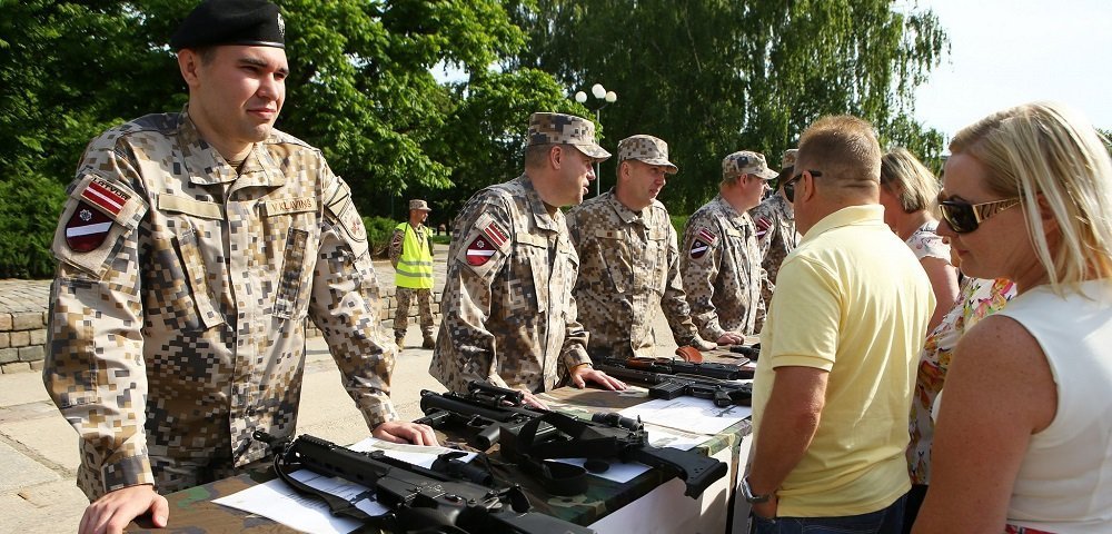 Земессарги показывают оружие мирным жителям Латвии.