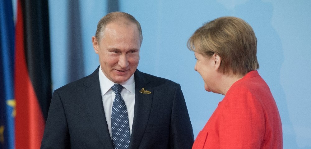 Президент РФ Владимир Путин и канцлер Германии Ангела Меркель на церемонии совместного фотографирования глав делегаций государств-участников "Группы двадцати" G20.