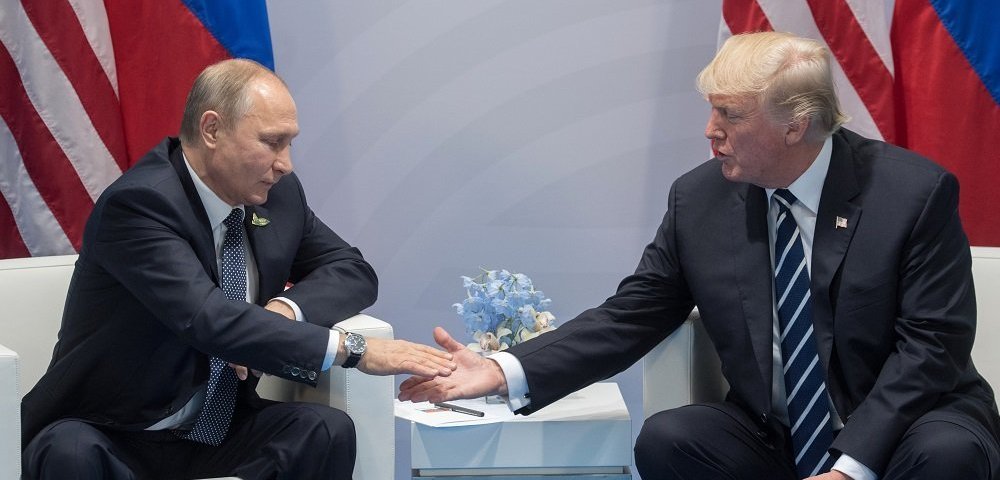 Президент РФ Владимир Путин и президент США Дональд Трамп (справа) во время беседы на полях саммита лидеров "Группы двадцати" G20 в Гамбурге.