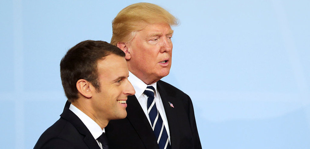 Эммануэль Макрон и Дональд Трамп на церемонии совместного фотографирования глав делегаций государств-участников "Группы двадцати" G20.