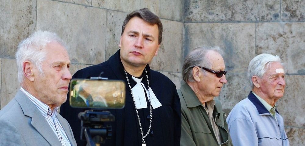 Капеллан Угис Бруклене (в центре) на мероприятии по случаю 139-летия группенфюрера СС Рудольфа Бангерского.