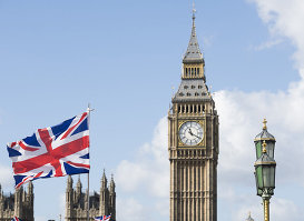 Флаг Великобритании на фоне Вестминстерского дворца в Лондоне.