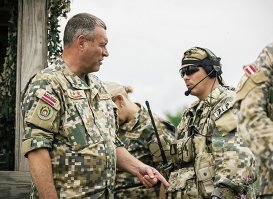 Командующий НВС Латвии Леонид Калниньш и латышские авианаводчики на военных учениях в США.