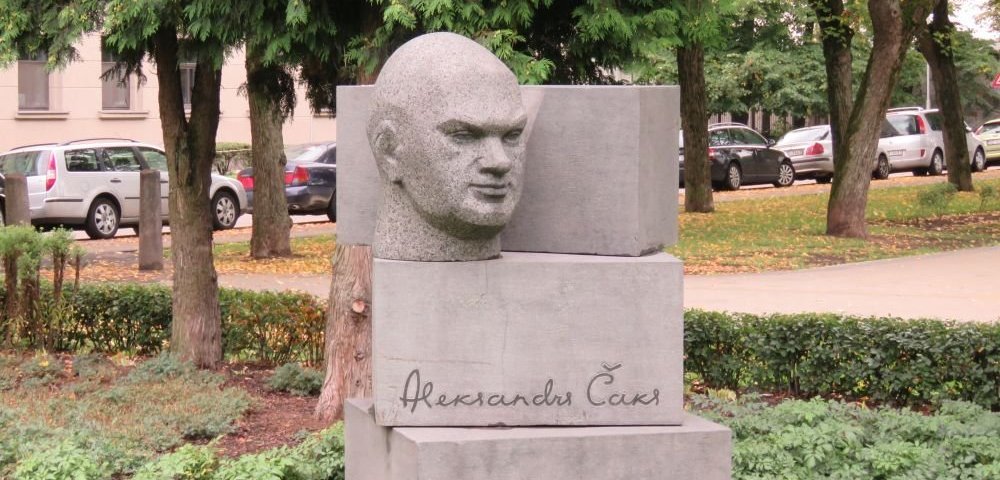 Памятник Александру Чаку в парке Зиедоньдарзс в Риге.