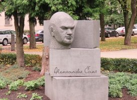 Памятник Александру Чаку в парке Зиедоньдарзс в Риге.
