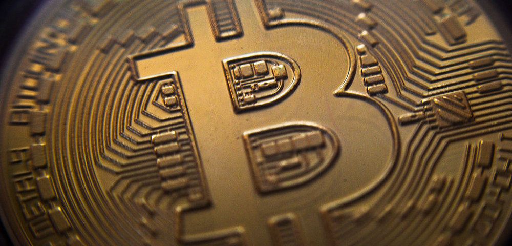 Сувенирная монета криптовалюты биткойн в MaRSe Bitcoin Center в Москве.