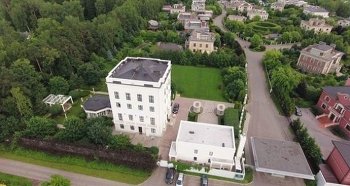 Фонд Алексея Навального называет это здание виллой Владимира Соловьева. Фонд Алексея Навального называет это здание виллой Владимира Соловьева.