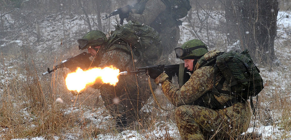 Военнослужащие демонстрируют боевую экипировку "Ратник" во время проведения учений на полигоне Алабино в Московской области.