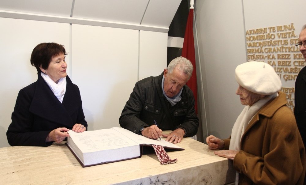 Торжественное открытие отреставрированного памятника Свободы.